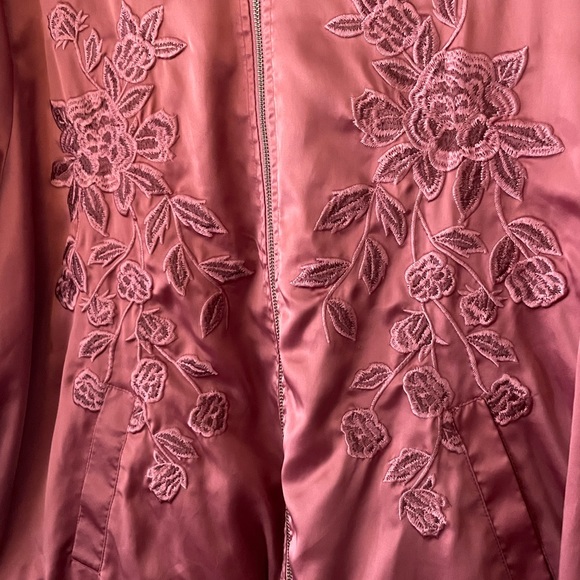 Gorgeous Torrid bomber jacket size 3 but fits more like XXL dusty rose color - Picture 3 of 4